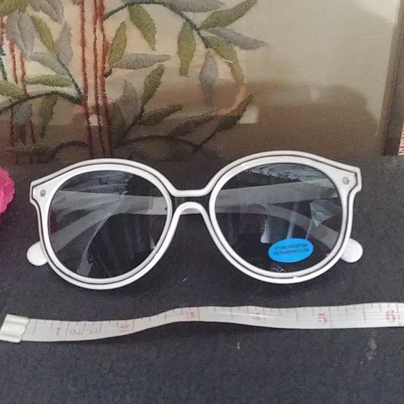 $12 or 2/$20 Retro sunglasses -designed in italy- 1 pair - Picture 2 of 3